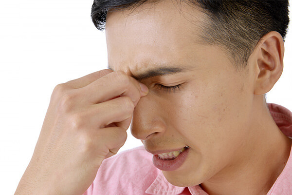 目が疲れている中高年男性