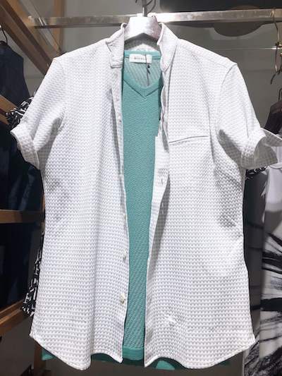 モテる男の１万円服装術２０２００８１９／サマーニット風Tシャツ（白シャツを上に重ねた着こなし）ニコル