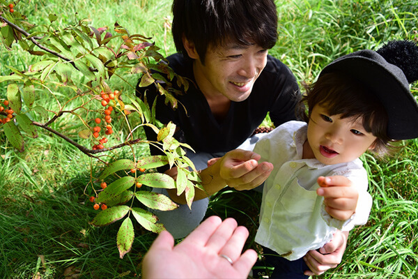 子供と休日を楽しむ父親