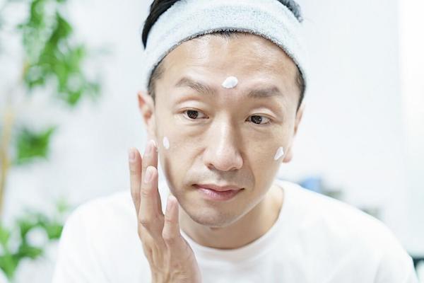 50歳からのメンズ美容２０２２０１３１／クリームを塗る男性